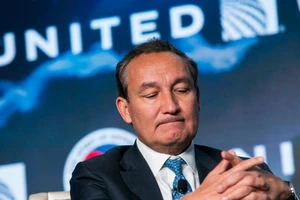 United Airlines rớt giá thảm sau vụ 'kéo lê hành khách'