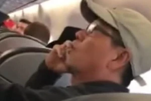 Hé lộ cuộc đối thoại trước khi ông David Dao bị lôi đi