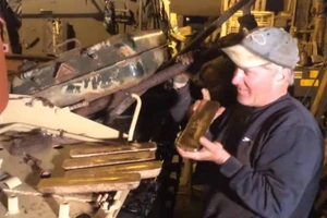 Mua xe tăng cổ, lượm được 5 thỏi vàng 2,4 triệu USD