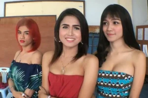 Hàng ngàn người đẹp chuyển giới Thái Lan khám nghĩa vụ