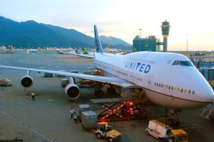 Phi công United Airlines quy lỗi cho an ninh sân bay