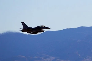 Mỹ cho máy bay luyện tập ném bom hạt nhân trọng lực