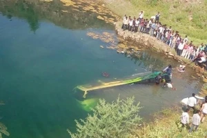 Kinh hoàng: Xe buýt lao xuống sông, 44 người tử nạn 