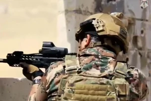 Vua Jordan cực ngầu, cầm súng tập trận cùng quân sĩ