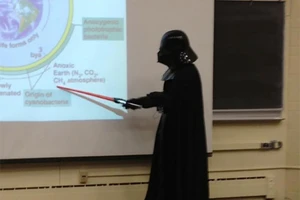 Những trang phục 'quái dị' của thầy cô trên thế giới 