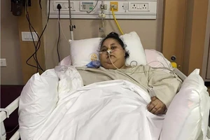 Chạy đua phẫu thuật cứu mạng người phụ nữ nặng 500 kg