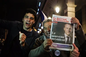 Dân Paris ăn mừng chiến thắng của Emmanuel Macron