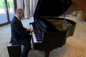 Tổng thống Putin trổ tài chơi piano chờ gặp ông Tập