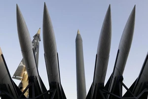  Hàn Quốc nổ súng cảnh cáo 'vật thể bay' Triều Tiên