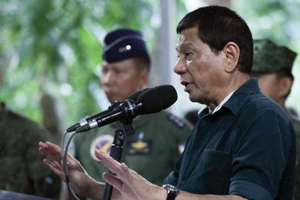 Ông Duterte sẵn sàng trả lương để phiến quân đánh IS