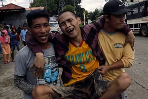 2.000 dân kẹt lại Marawi, chân rết IS dọa tử hình