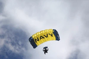 Dù hỏng, đặc nhiệm SEAL rơi thẳng xuống sông tử nạn