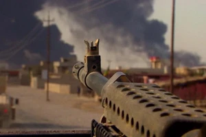 Binh sĩ Iraq liều mình cứu cụ bà giữa làn đạn của IS