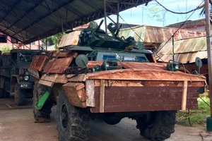 Philippines chống IS bằng xe bọc… gỗ