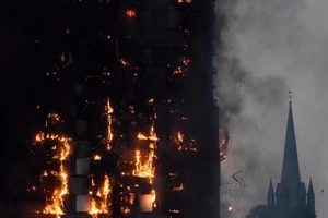 Cõng mẹ tật nguyền chạy 27 tầng lầu thoát 'hỏa ngục'