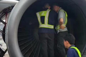 Máy bay hư động cơ vì hành khách ném xu vào… cầu may