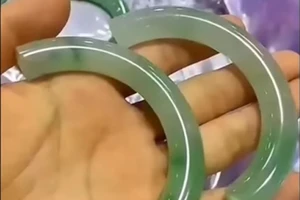 Làm vỡ vòng ngọc 44.000 USD, du khách sợ quá ngất xỉu