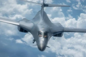 Máy bay ném bom Mỹ bay qua biển Đông, thách thức TQ