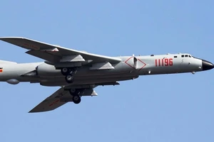 Máy bay ném bom Trung Quốc tập trận sát Nhật Bản