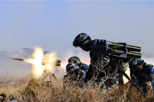 Trung Quốc tập trận bắn đạn thật gần biên giới Ấn Độ