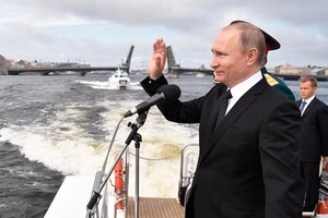 Ảnh: Hơn 100 tàu chiến Nga rầm rộ phô diễn sức mạnh