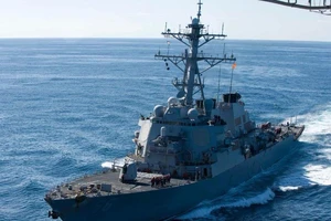 Tàu chiến Mỹ áp sát Đá Vành Khăn