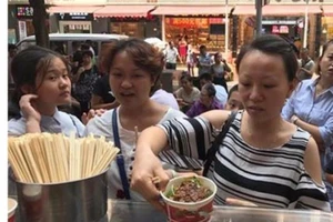 Hỏi cưới được vợ, đại gia TQ tặng đãi 5000 tô mì