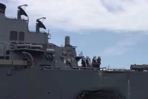 Clip: Thân tàu chiến Mỹ móp méo sau va chạm ngàn tấn