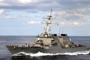 Tàu khu trục Mỹ đụng tàu hàng ngoài khơi Singapore