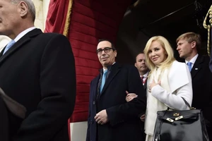 Vợ bộ trưởng Mỹ phải xin lỗi vì... 'khoe của'