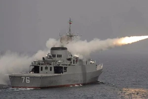 Tàu tên lửa Iran xua đuổi tàu chiến Mỹ tại vùng Vịnh