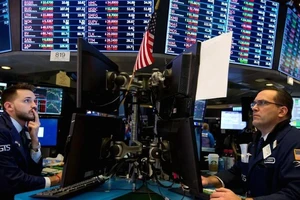 Hơn 1.000 tỉ USD chứng khoán Mỹ 'cuốn theo chiều gió' 