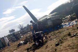 Rơi máy bay quân sự, gần 200 người thiệt mạng