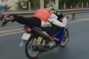 Nam sinh nằm trên xe máy phóng vun vút trên quốc lộ 1
