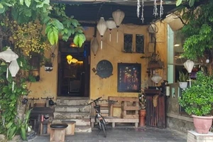 Chủ quán cà phê bị tố không phục vụ khách Việt nói gì?