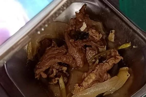 Hàng ngàn công nhân ngưng việc vì thức ăn có 'sinh vật lạ'