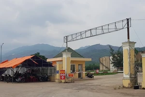 Dân dựng lều chặn xe ra vào trước nhà máy cồn Đại Tân