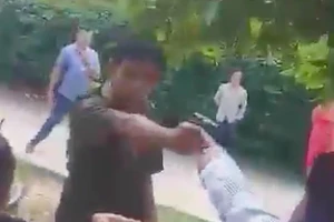 Phó công an xã rút súng chĩa vào dân