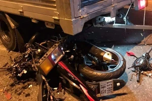 Nam thanh niên đi mô tô tử vong sau khi va chạm với xe tải