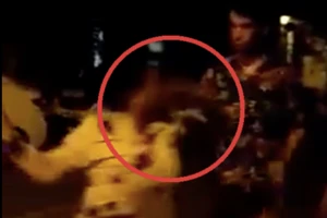 Người bán hàng vỉa hè dọa đánh khách Tây ở phố cổ Hội An