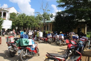 Dân nghèo dính bẫy hàng tặng 