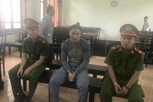 Hiếp dâm con gái riêng của vợ bất thành rồi van xin