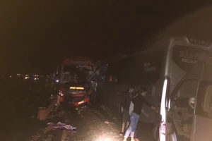 Ô tô khách đấu đầu, xe sau không kịp xử lý