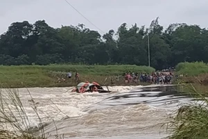 Lật đò, 5 người may mắn thoát chết