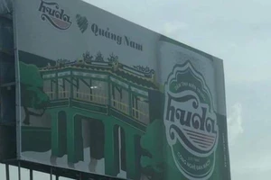 Biểu tượng di sản chùa Cầu bị bia chèn