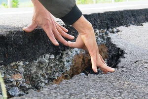 BQL cao tốc Đà Nẵng - Quảng Ngãi đổ lỗi cho dân vụ nứt đường?