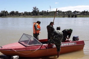 Nam sinh lớp 10 nhảy cầu tự tử