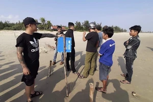 Một thi thể chỉ còn phần thân dạt vào bờ biển