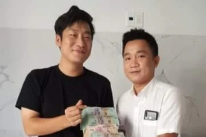 1 chủ nhà hàng trả lại 1,6 tỉ đồng cho du khách Hàn Quốc