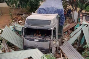 Xe đầu kéo tông sập nhà, 3 người thoát chết hi hữu